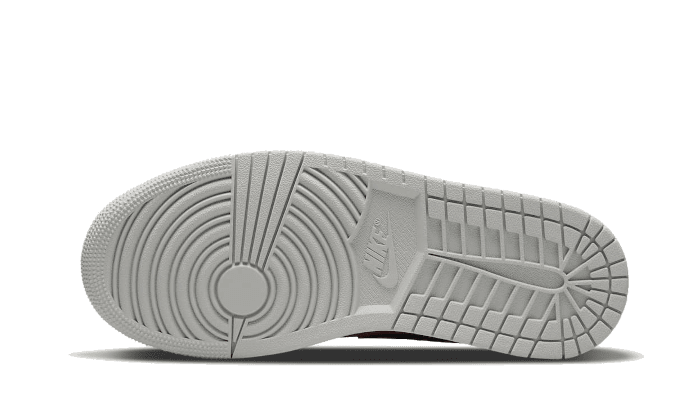 Klassieke Nike Air Jordan 1 Low Light Iron Ore sneakers op een witte achtergrond