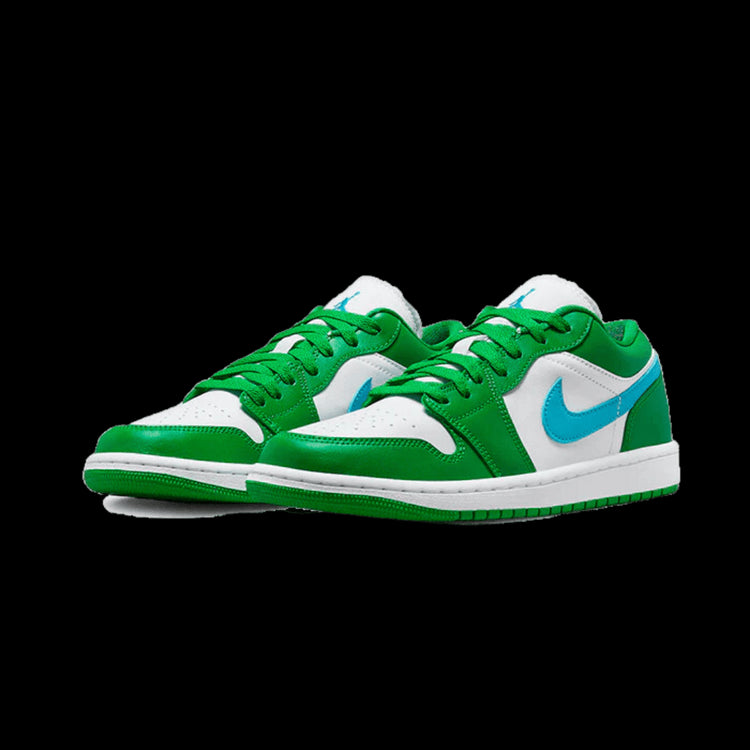 Groene Nike Air Jordan 1 Low sneakers met prachtige blauwe en witte accenten. Deze sportieve en stijlvolle schoenen zijn perfect voor het upgraden van je look.