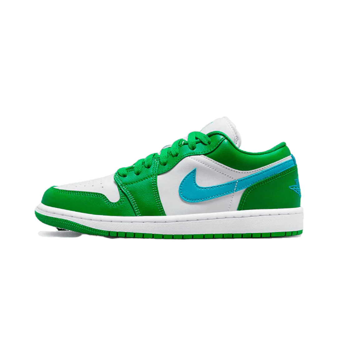 Groene en witte Nike Air Jordan 1 Low Lucky Green Aquatone sneakers op een groene achtergrond. De sneakers hebben een sportieve en kleurrijke uitstraling met een opvallend groen en wit design. Deze sneakers zijn perfect voor liefhebbers van exclusieve en modieuze sneaker looks.