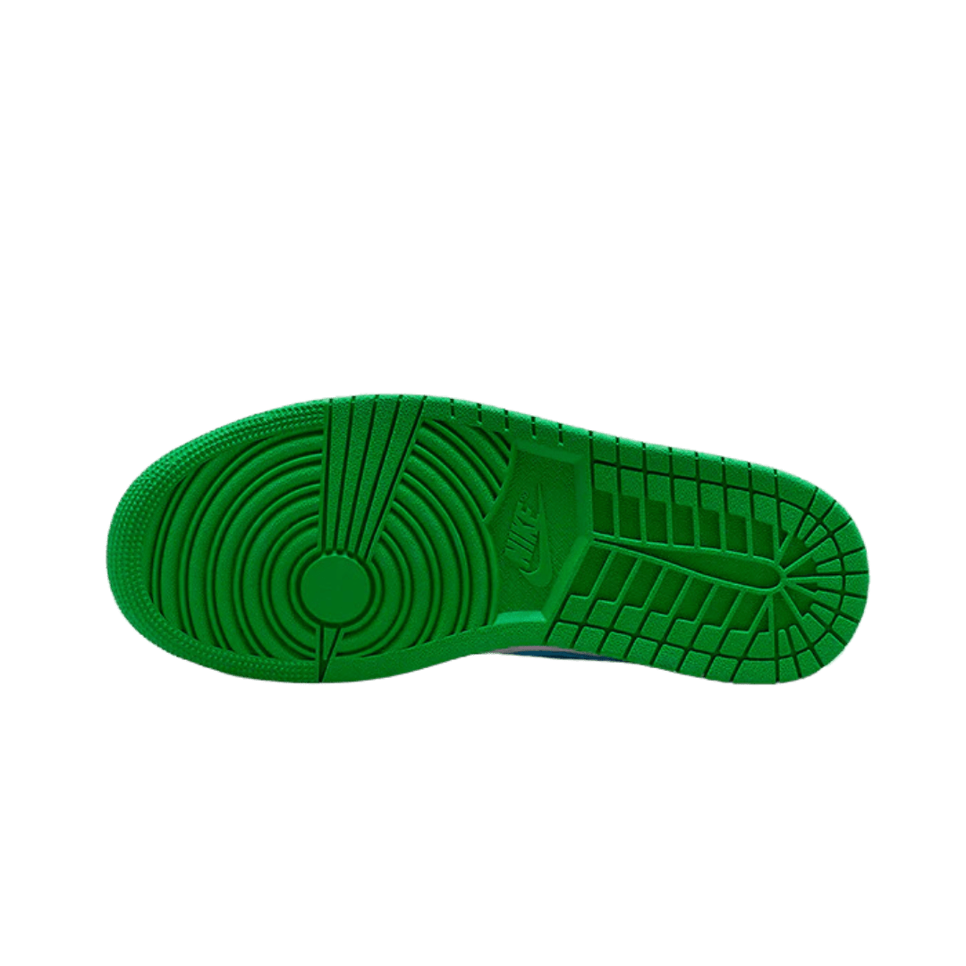 Groene Air Jordan 1 Low Lucky Green Aquatone sneakers op effen groene achtergrond