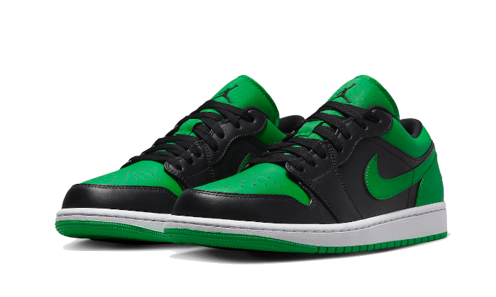 Elegante groene Nike sneakers met zwarte accenten. Karakteristieke Air Jordan 1 Low-ontwerp met een leren bovenwerk en zool. Ideale sneakers voor modebewuste mensen die hun stijl willen updaten.