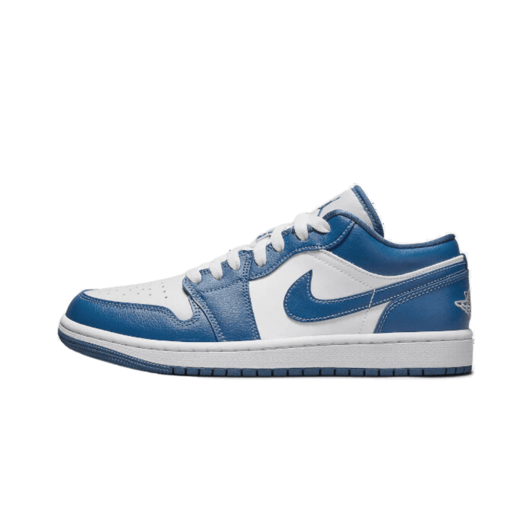Blauwe Nike Air Jordan 1 Low Marina sneakers tegen een groene achtergrond
