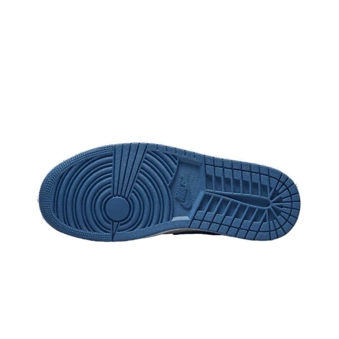 Klassieke Air Jordan 1 Low sneakers in een maritieme blauwe kleur tegen een groene achtergrond