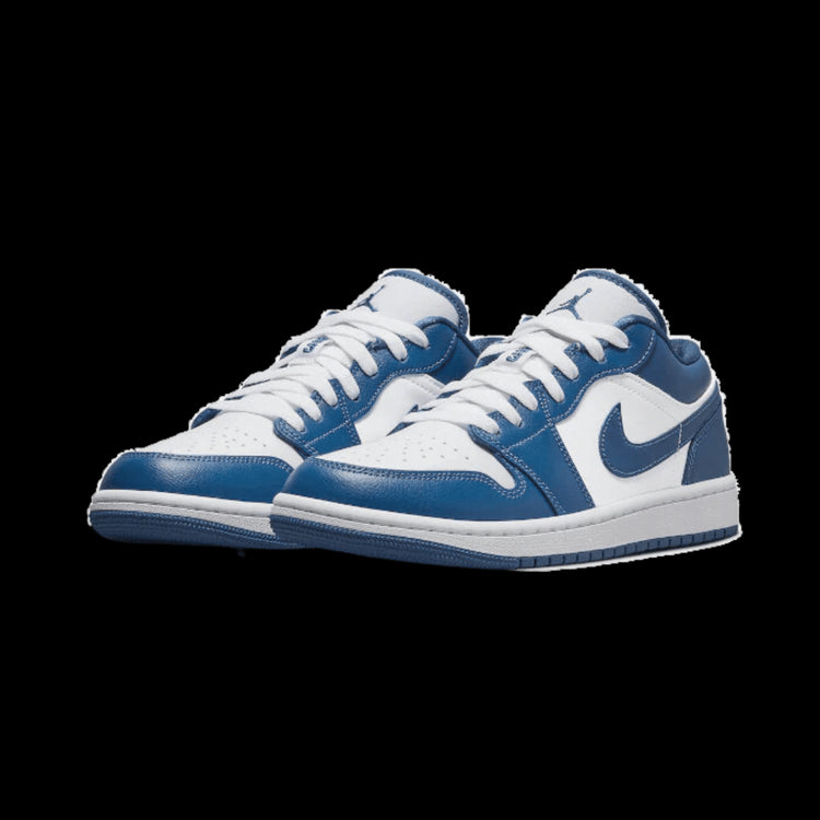 Blauwe en witte Nike Air Jordan 1 Low Marina Blue sneakers op een groene achtergrond