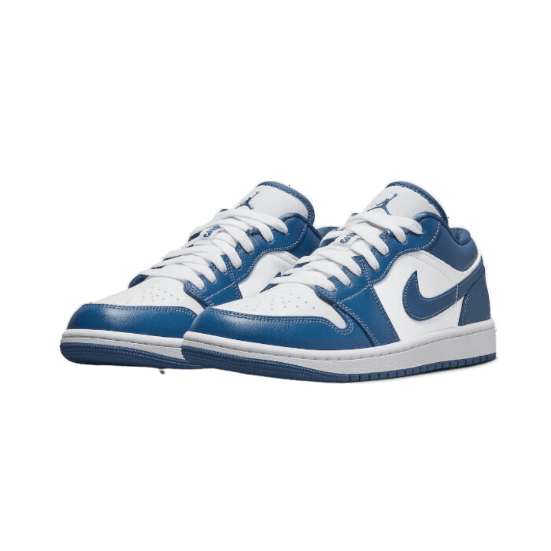 Blauwe en witte Nike Air Jordan 1 Low Marina Blue sneakers op een groene achtergrond