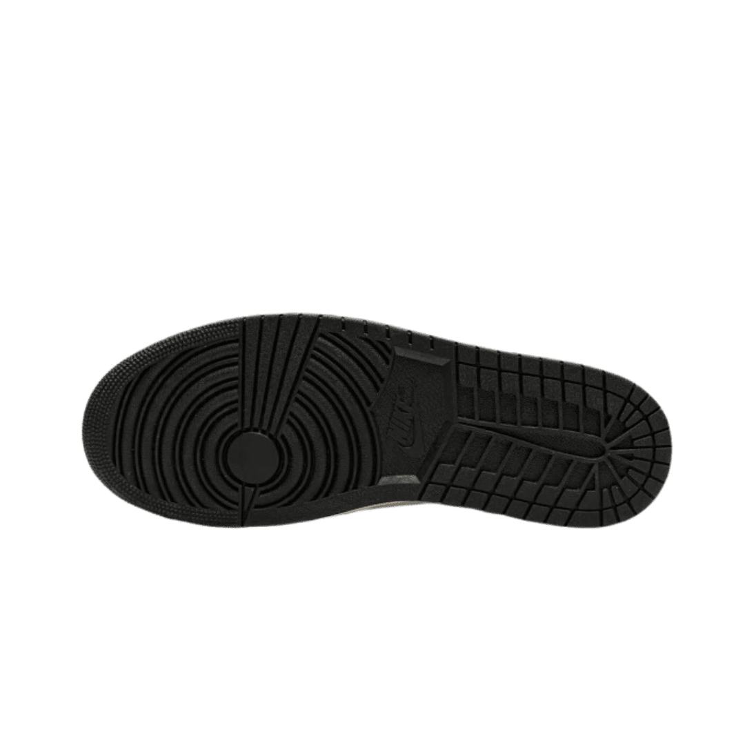 Zwarte rubberen zool van Nike Air Jordan 1 Low Mocha sneakers op groene achtergrond