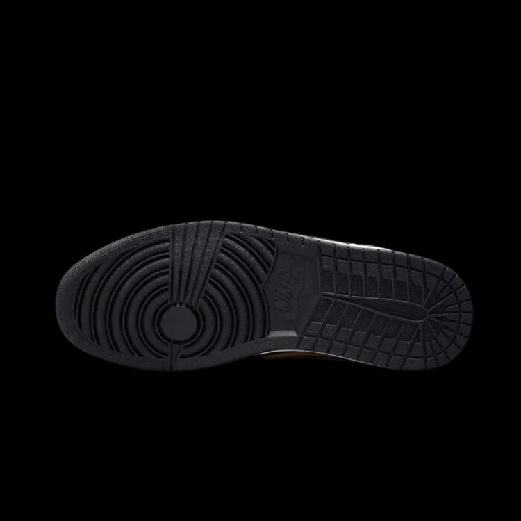 Zwarte Air Jordan 1 Low OG EX Dark Smoke Grey sneakers met kenmerkende zool op een groene achtergrond