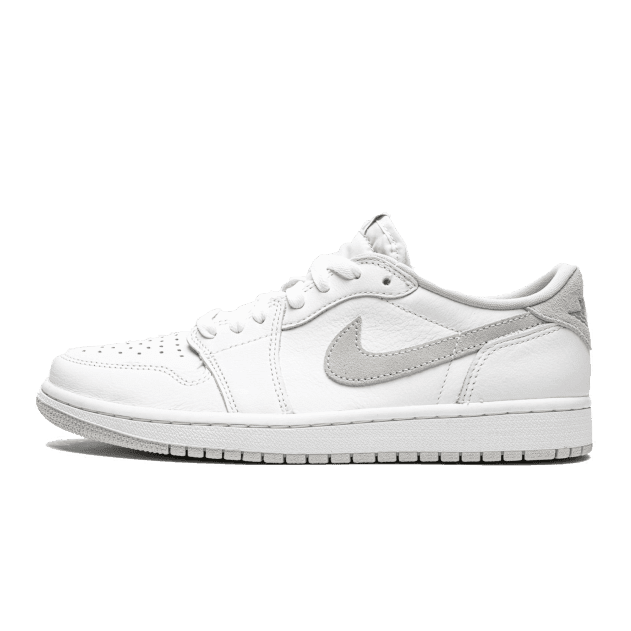 Witte Air Jordan 1 Low OG Neutral Grey (2021) sneakers op effen groene achtergrond