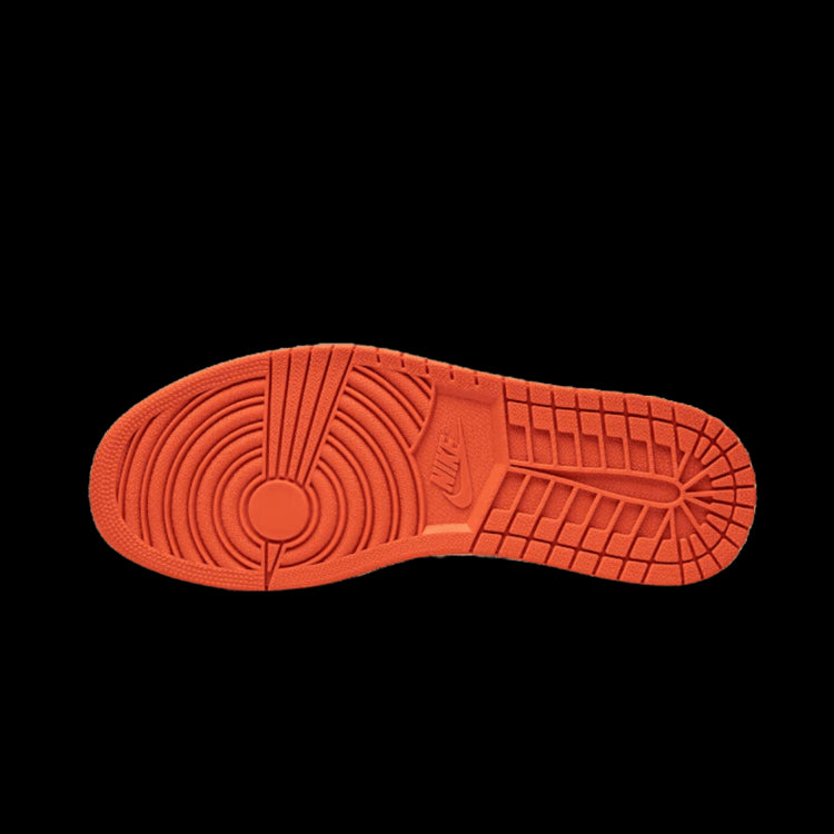 Rode Nike Air Jordan 1 Low OG Starfish (Shattered Backboard) sneakers met een opvallende, geriffelde zool op een groene achtergrond.