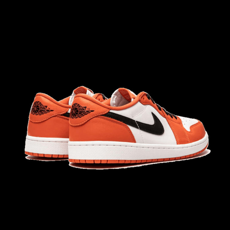 Oranje Nike Air Jordan 1 Low OG Starfish (Shattered Backboard) sneakers op effen groene achtergrond