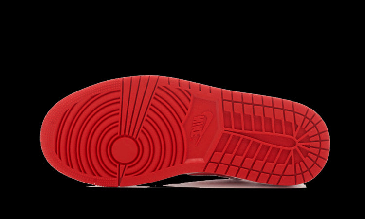Rode Air Jordan 1 Low OG sneakers met een klassiek ontwerp en opvallende zool