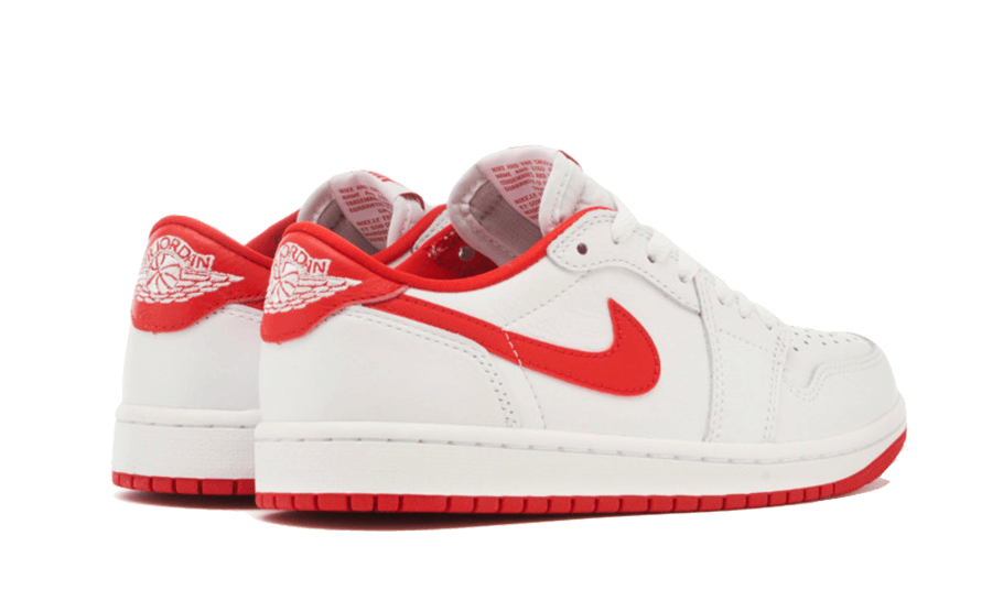 Elegante Air Jordan 1 Low OG sneakers in een witte en rode kleurencombinatie, met opvallende Swoosh-logo's op de zijkanten. Deze klassieke sportschoenen zijn afgewerkt met premium materialen voor een hoogwaardige look en uitstekend draagcomfort.