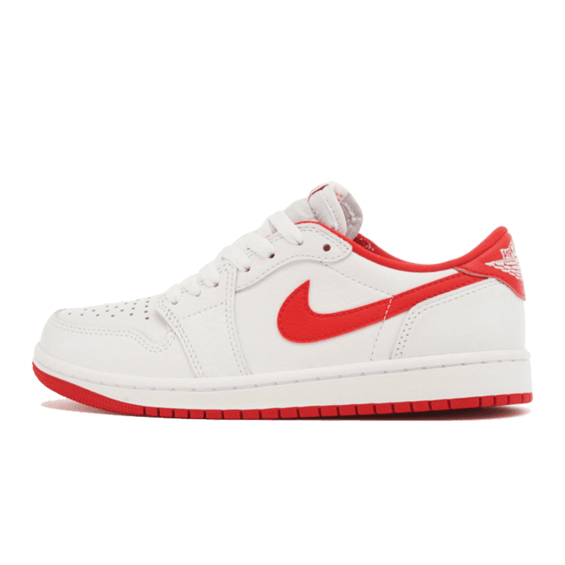 Witte Nike Air Jordan 1 Low OG sneakers met een rood Nike swoosh logo. Deze sportieve schoenen hebben een leren bovenwerk en een slanke, goed ondersteunende zool.
