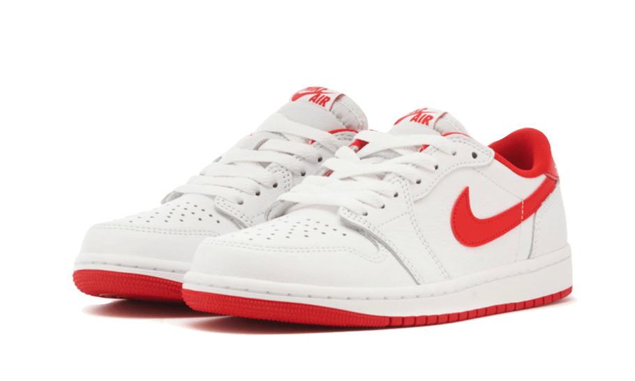 Elegante Nike Air Jordan 1 Low OG University Red sneakers met witte bovenkant en felle rode details. Deze iconische basketbalschoenen zijn perfect voor dagelijks gebruik en geven je outfit een sportieve uitstraling.