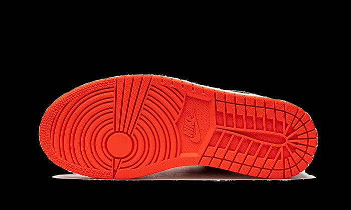 Oranje en zwarte Nike Air Jordan 1 Low sneakers met details en zoolpatroon
