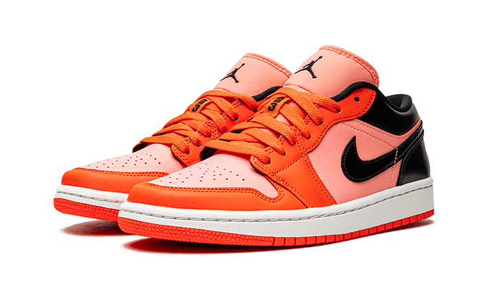 Oranje-zwarte Nike Air Jordan 1 Low sneakers op witte achtergrond
