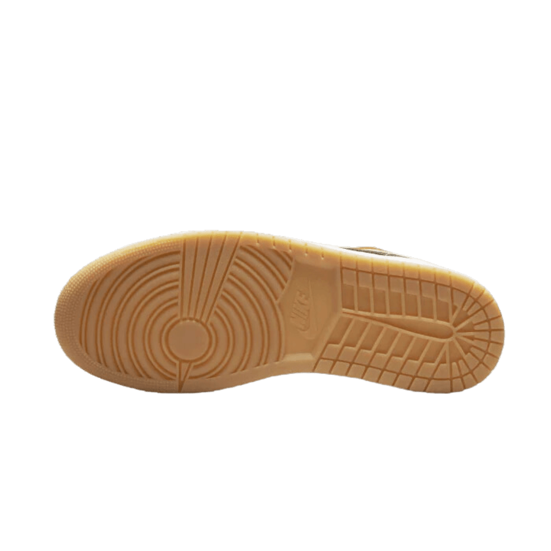 Oranje-olijf Air Jordan 1 Low sneakers op een effen groene achtergrond