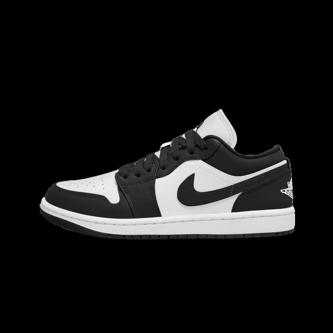 Zwart-witte Nike Air Jordan 1 Low sneakers met panda-design, perfect voor modebewuste sneakerliefhebbers bij Sole Central, de ultieme bestemming voor exclusieve sneakers.