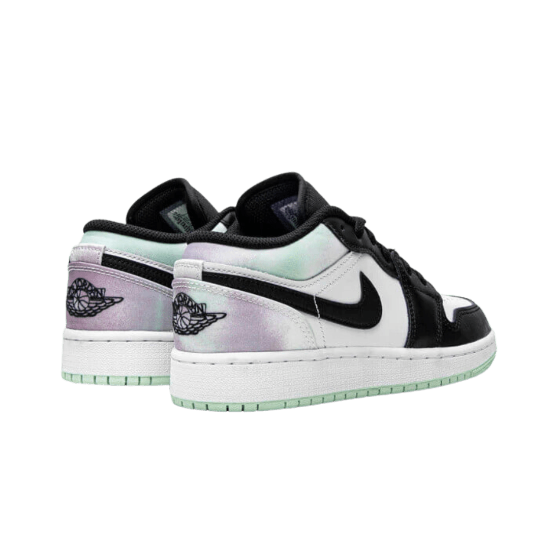 Sneakers Air Jordan 1 Low Pastel Tie-Dye op groene achtergrond