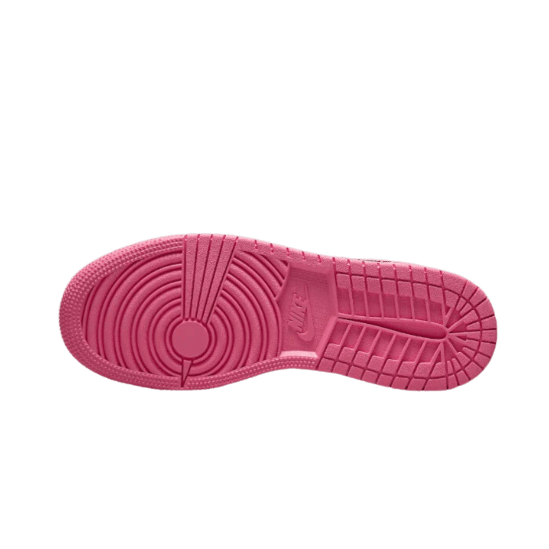 Roze Nike Air Jordan 1 Low sneakers met een duurzame, geribbelde zool voor optimaal comfort en grip.