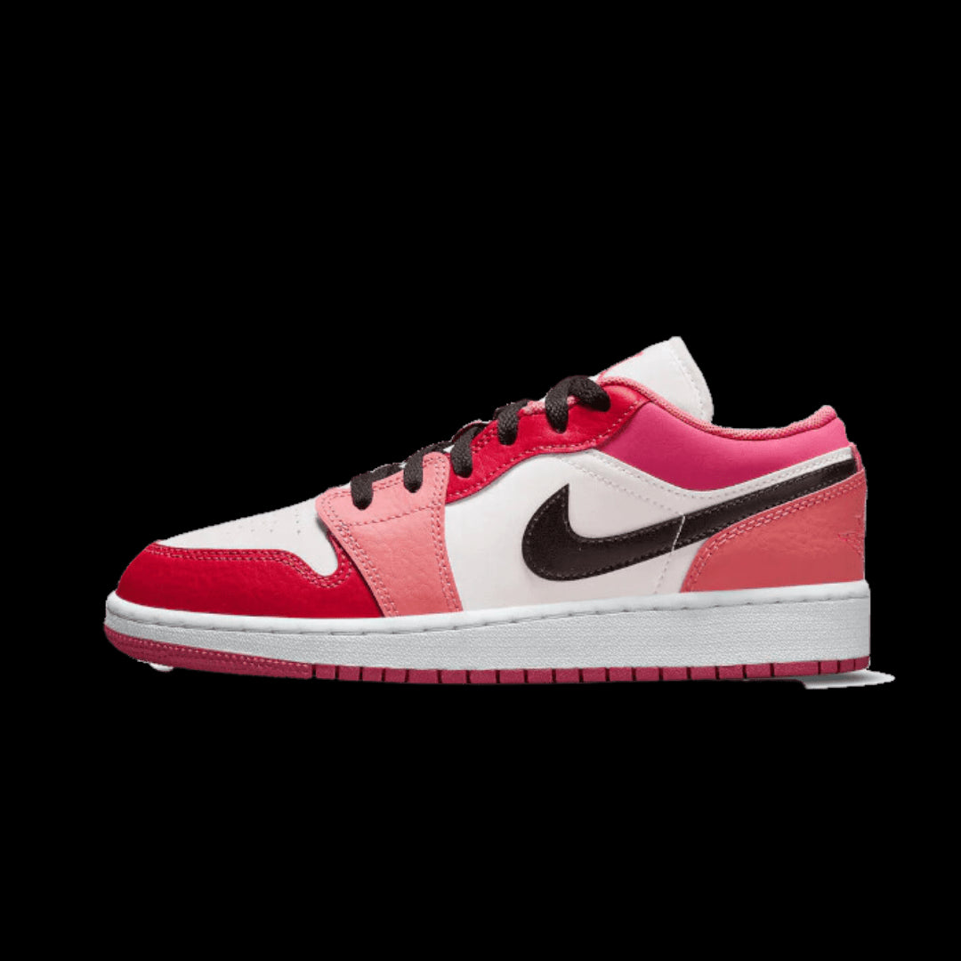 Roze Nike Air Jordan 1 Low sneakers op groene achtergrond