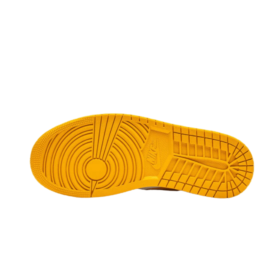 Gele zool met opvallend patroon van de Air Jordan 1 Low Pollen sneakers geproduceerd door het sportmerk Nike