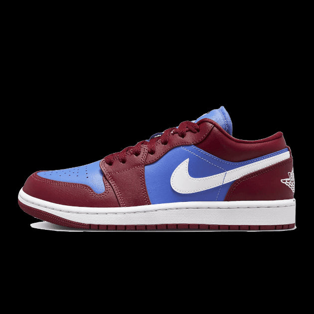 Rode en blauwe Air Jordan 1 Low sneakers met wit Nike-logo, klassiek sportief ontwerp