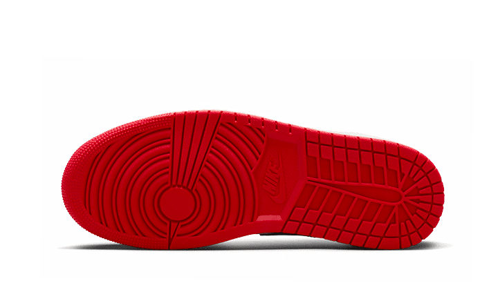 Rode Nike Air Jordan 1 Low Quai 54 sneakers op een witte achtergrond
