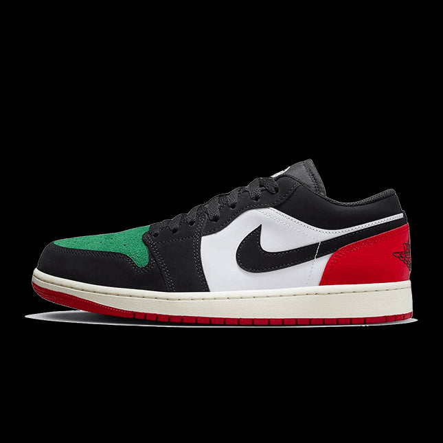 Stijlvolle Nike Air Jordan 1 Low Quai 54 sneakers (2023) op een groene achtergrond. Deze premium sneakers hebben een opvallende kleurencombinatie van zwart, wit, groen en rood en bieden een comfortabele pasvorm voor modebewuste dragers.