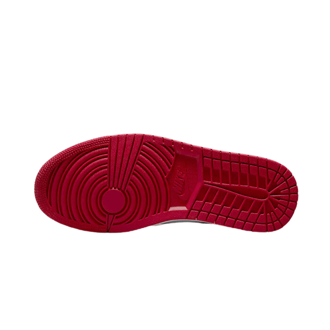 Rode sneakerzool van Air Jordan 1 Low Reverse Black Toe, een klassiek Nike-model, uitgevoerd in een opvallende rood/zwarte kleurencombinatie.