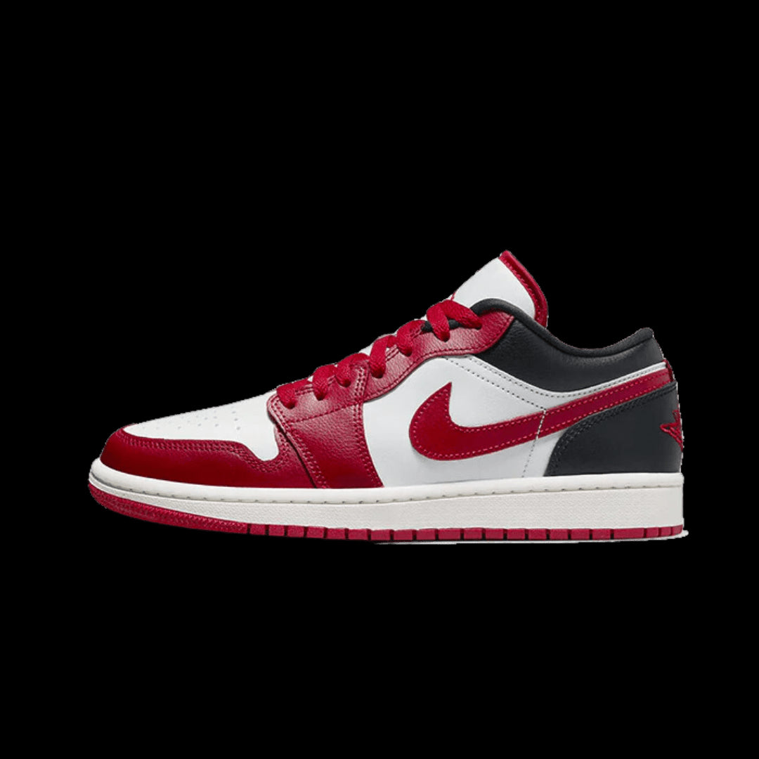Klassieke rode en zwarte sneakers van het merk Nike