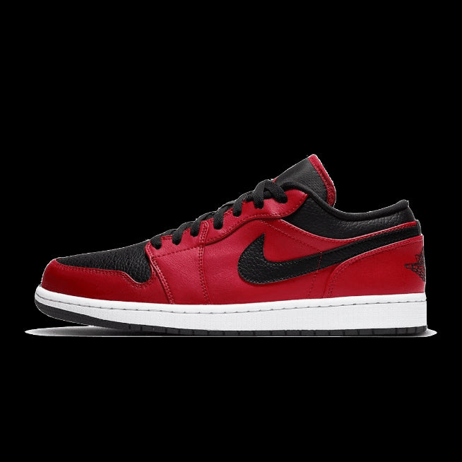 Rode en zwarte Air Jordan 1 Low Reverse Bred Pebbled Swoosh sneakers op groene achtergrond