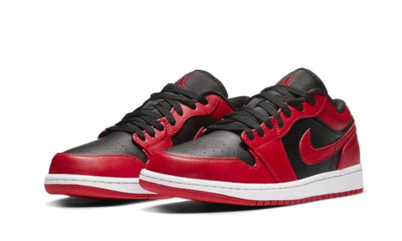 Elegante Nike Air Jordan 1 Low Reverse Bred-sneakers met donkere en rode accenten. De klassiek ogende schoenen zijn ontworpen voor de moderne sneakerfanaat die stijl en comfort wil combineren.