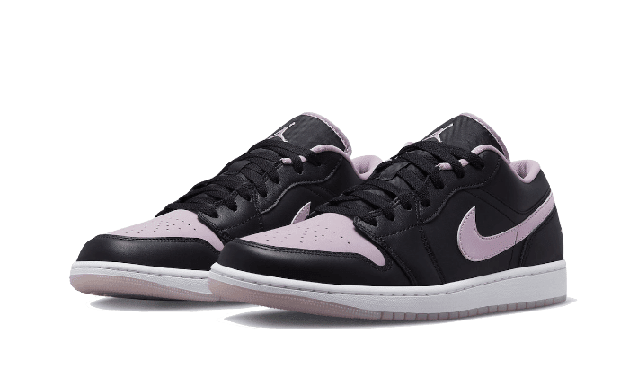 Elegante Nike Air Jordan 1 Low SE Black Ice Lilac sneakers op grasgroen oppervlak