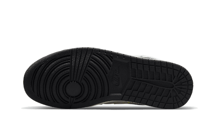 Exclusieve Nike Air Jordan 1 Low SE Brushstroke sneakers op een groene achtergrond. Deze klassieke sneakers bieden een subtiel, sierlijk ontwerp en een hoogwaardige, duurzame constructie.