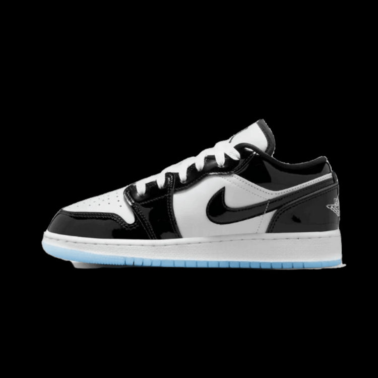 Lage zwart-witte sneakers van het merk Nike Air Jordan 1 Low SE Concord op een effen groene achtergrond.