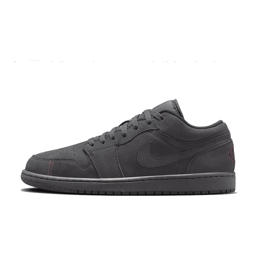 Zwarte Nike Air Jordan 1 Low SE Craft sneakers op een effen groene achtergrond