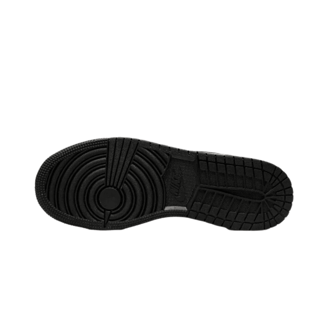 Donkere, gerimpelde zool van Air Jordan 1 Low SE Dark Beetroot Black Roma Green sneakers tegen een groen oppervlak.