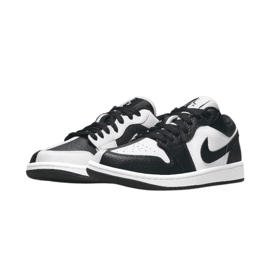 Elegante Nike Air Jordan 1 Low SE Homage sneakers in zwart-wit stijl op groene achtergrond