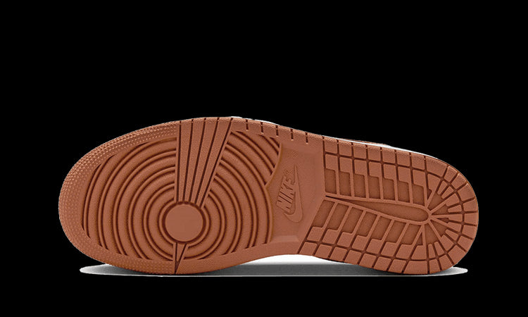Solide Nike Air Jordan 1 Low SE-sneakers in een legendarische koffie-kleurencombinatie. Perfect voor dagelijks dragen en stijlvolle uitstraling.