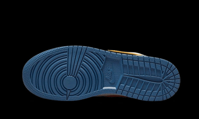 Stijlvolle Nike Air Jordan 1 Low SE Multi-Texture sneaker met opvallende textuur op de zool.