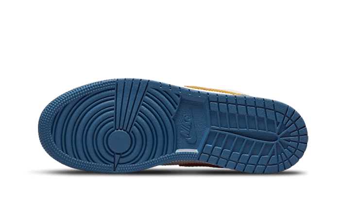 Stijlvolle Nike Air Jordan 1 Low SE Multi-Texture sneaker met opvallende textuur op de zool.