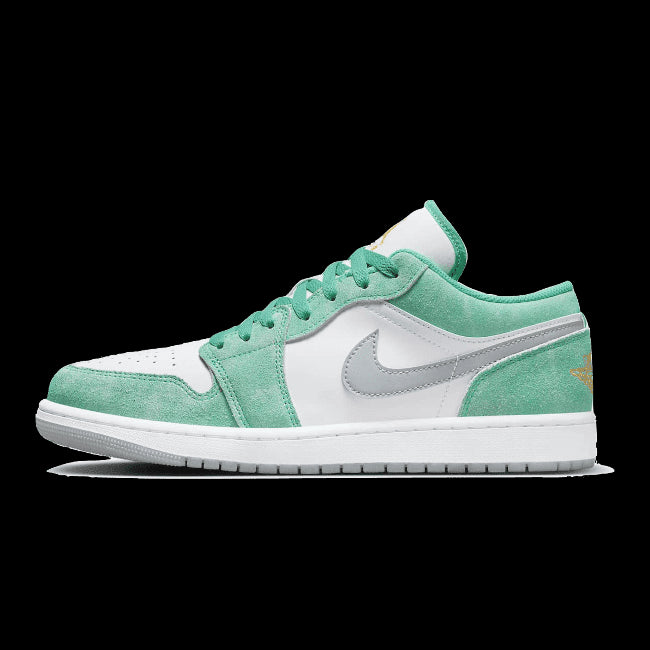 Nike Air Jordan 1 Low SE New Emerald Grey sneaker op groene achtergrond