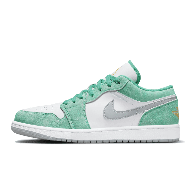 Nike Air Jordan 1 Low SE New Emerald Grey sneaker op groene achtergrond