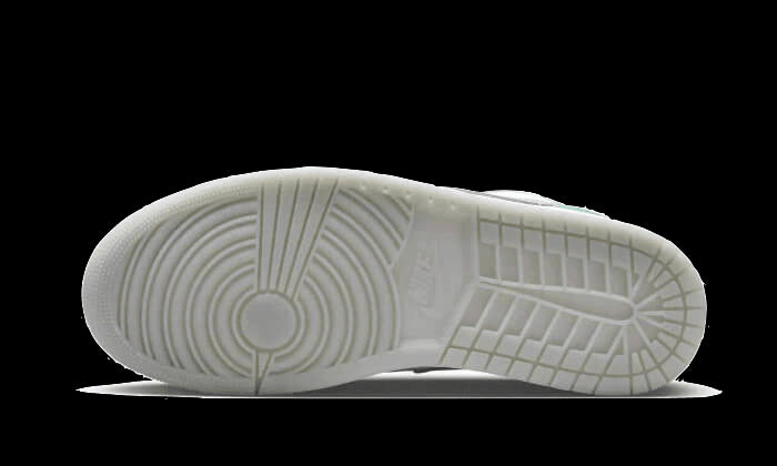 Exclusieve Nike Air Jordan 1 Low SE New Emerald Grey sneakers met minimalistische grijze tinten en een greep op de zool voor optimale grip.