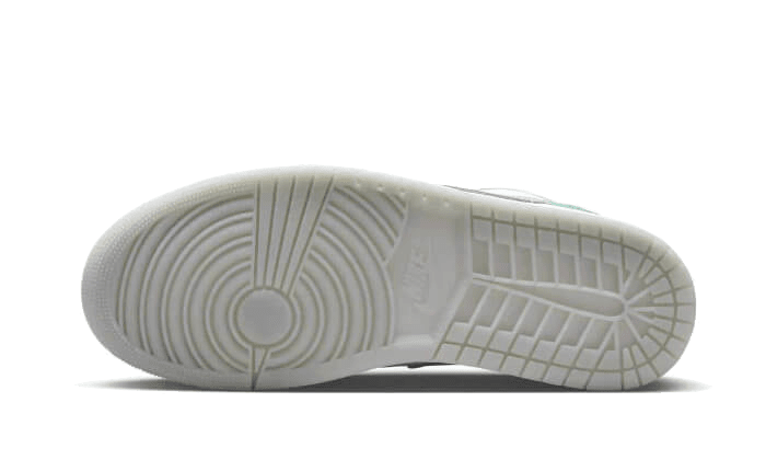 Exclusieve Nike Air Jordan 1 Low SE New Emerald Grey sneakers met minimalistische grijze tinten en een greep op de zool voor optimale grip.
