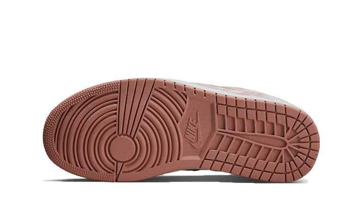 Roze fluwelen Air Jordan 1 Low SE sneakers met een klassieke zool in een trendy design