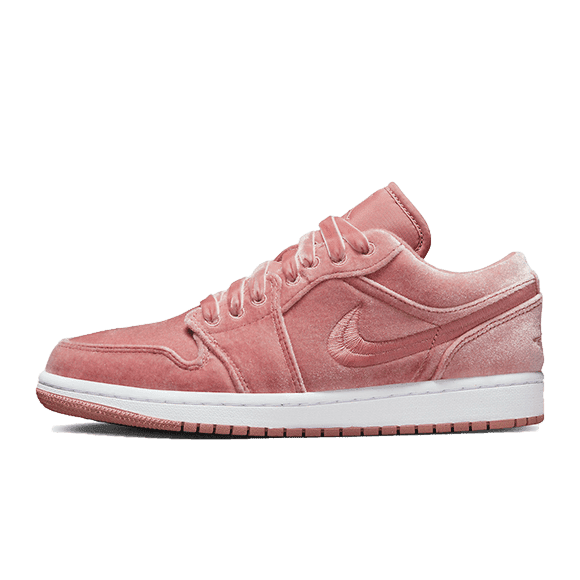 Roze suède Air Jordan 1 Low SE sneakers op een effen groene achtergrond