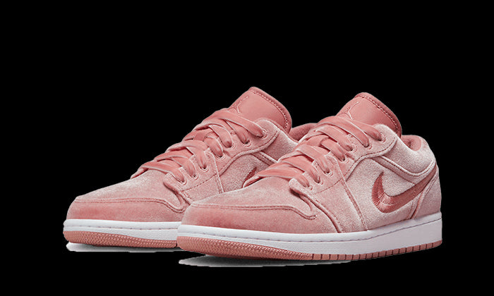 Roze velvet Air Jordan 1 Low SE sneakers op lichte achtergrond