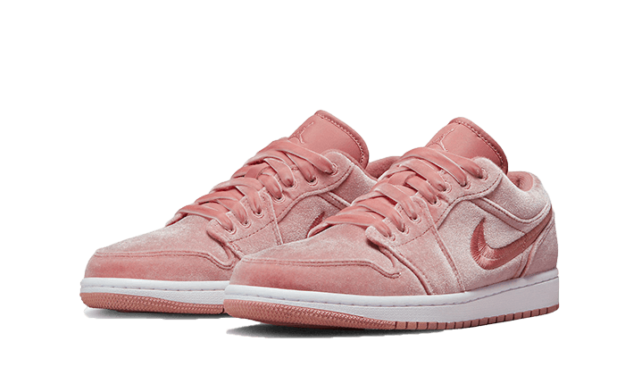 Roze velvet Air Jordan 1 Low SE sneakers op lichte achtergrond